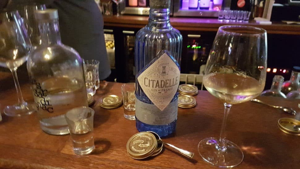 Shot de caviar Prunier, accompagné d’un gin (français) Citadelle, sur le comptoir du bistrot Les Sardignac, rue Richer Paris 9e. Photo © Pierre d’Ornano Aeternus.fr